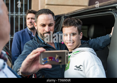 Teilnehmer an der Vox-Rallye machen selfies mit dem Führer, Santiago Abascal, in der Plaza de San Jorge in Caceres. Stockfoto