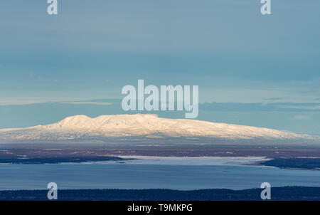 Panorama von morgen Licht auf Schlafende Dame (Mount Susitna) in Southcentral Alaska. Stockfoto