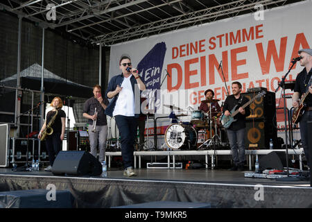 Frankfurt am Main, Deutschland. 19. Mai 2019. Das Berlin Boom Orchestra spielt bei der Kundgebung. Mehr als 10.000 Menschen marschierten durch Frankfurt, unter dem Motto "Europa für alle - ihre Stimme gegen Nationalismus', eine Woche vor der Europawahl 2019. Sie forderten ein demokratisches Europa und ein Zeichen gegen den aufkommenden Nationalismus in Europa zu setzen. Der März war Teil eines europaweiten Protest. Stockfoto