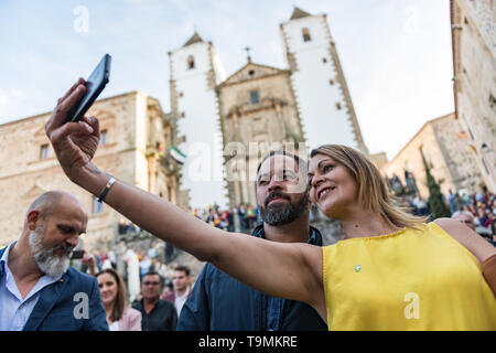 Teilnehmer an der Vox-Rallye machen selfies mit dem Führer, Santiago Abascal, in der Plaza de San Jorge in Caceres. Stockfoto