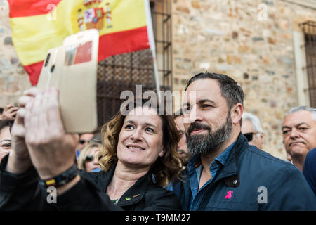 Teilnehmer an der Vox-Rallye machen selfies mit dem Führer, Santiago Abascal, in der Plaza de San Jorge in Caceres. Stockfoto