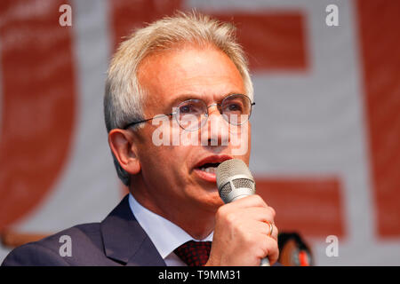 Frankfurt am Main, Deutschland. 19. Mai 2019. Peter Feldmann, der Bürgermeister von Frankfurt am Main, spricht auf der Kundgebung. Mehr als 10.000 Menschen marschierten durch Frankfurt, unter dem Motto "Europa für alle - ihre Stimme gegen Nationalismus', eine Woche vor der Europawahl 2019. Sie forderten ein demokratisches Europa und ein Zeichen gegen den aufkommenden Nationalismus in Europa zu setzen. Der März war Teil eines europaweiten Protest. Stockfoto