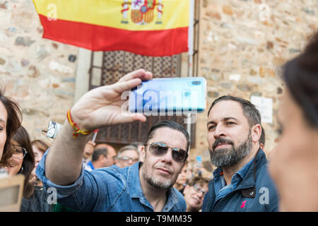 Teilnehmer an der Vox-Rallye machen selfies mit dem Führer, Santiago Abascal, in der Plaza de San Jorge in Caceres. Stockfoto