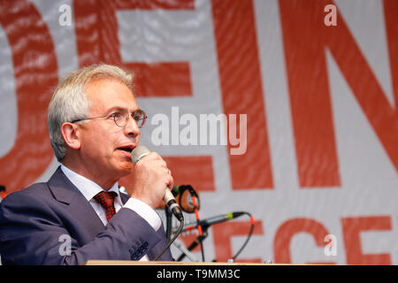 Frankfurt am Main, Deutschland. 19. Mai 2019. Peter Feldmann, der Bürgermeister von Frankfurt am Main, spricht auf der Kundgebung. Mehr als 10.000 Menschen marschierten durch Frankfurt, unter dem Motto "Europa für alle - ihre Stimme gegen Nationalismus', eine Woche vor der Europawahl 2019. Sie forderten ein demokratisches Europa und ein Zeichen gegen den aufkommenden Nationalismus in Europa zu setzen. Der März war Teil eines europaweiten Protest. Stockfoto