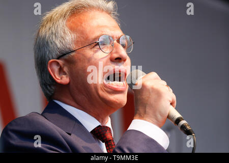 Frankfurt am Main, Deutschland. 19. Mai 2019. Peter Feldmann, der Bürgermeister von Frankfurt am Main, spricht auf der Kundgebung. Mehr als 10.000 Menschen marschierten durch Frankfurt, unter dem Motto "Europa für alle - ihre Stimme gegen Nationalismus', eine Woche vor der Europawahl 2019. Sie forderten ein demokratisches Europa und ein Zeichen gegen den aufkommenden Nationalismus in Europa zu setzen. Der März war Teil eines europaweiten Protest. Stockfoto