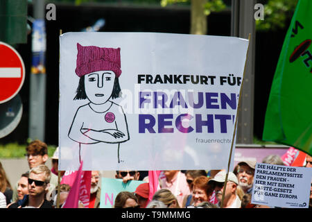 Frankfurt am Main, Deutschland. 19. Mai 2019. Die Demonstranten halten ein Banner mit der Aufschrift "Frankfurt für die Rechte der Frau". Mehr als 10.000 Menschen marschierten durch Frankfurt, unter dem Motto "Europa für alle - ihre Stimme gegen Nationalismus', eine Woche vor der Europawahl 2019. Sie forderten ein demokratisches Europa und ein Zeichen gegen den aufkommenden Nationalismus in Europa zu setzen. Der März war Teil eines europaweiten Protest. Stockfoto