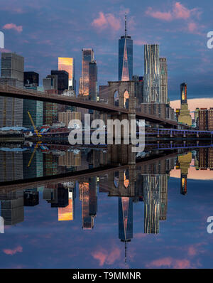 BROOKLYN BRIDGE (© J&W ROEBLING 1876) Downtown Skyline East River in Manhattan NEW YORK CITY USA Stockfoto