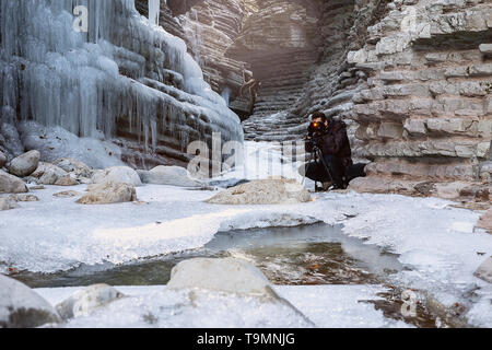 Naturfotograf Tourist mit einer Kamera schießt beim Stehen auf den Canyon. Italien. Stockfoto