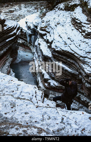 Naturfotograf Tourist mit einer Kamera schießt beim Stehen auf den Canyon. Italien. Stockfoto