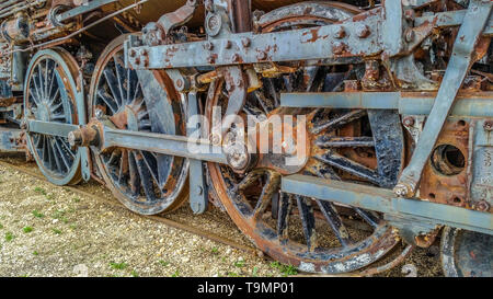 Rostige Räder auf einer alten Dampflokomotive in einem Rail Yard weg verfallende abgebrochenen Sitzung Stockfoto