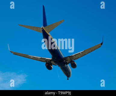 Geräumige Passagierflugzeug im Himmel nach Reiseziel fliegen Stockfoto