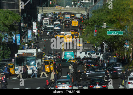 Menschenmassen in CROSSWALKS 40 SECOND STREET MIDTOWN MANHATTAN NEW YORK CITY USA Stockfoto