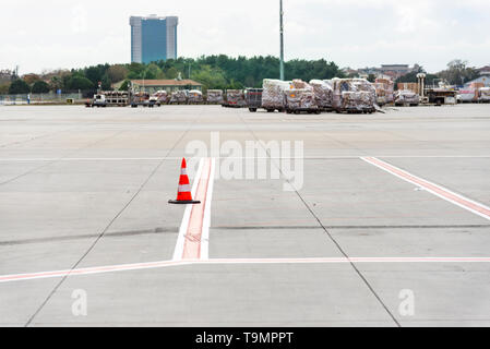 Izmir, Türkei - 17. November 2018. Flughafen Istanbul, die außer Betrieb ist. Mit zwei Flügeln der Ebenen in den Rahmen mit Linien auf dem Boden und Co Stockfoto