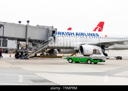 Istanbul, Türkei - 17. November 2018. Der Flughafen Istanbul Atatürk ist der Service jetzt. Flughafen Brücke zu einem Turkish Airlines Commercial Airplane. Stockfoto