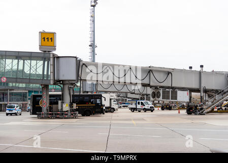 Istanbul, Türkei - 17. November 2018. Der Flughafen Istanbul Atatürk ist der Service jetzt. Flughafen Brücke zu einer Ebene. Stockfoto