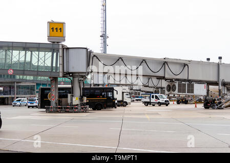 Istanbul, Türkei - 17. November 2018. Der Flughafen Istanbul Atatürk ist der Service jetzt. Flughafen Brücke zu einer Ebene. Stockfoto