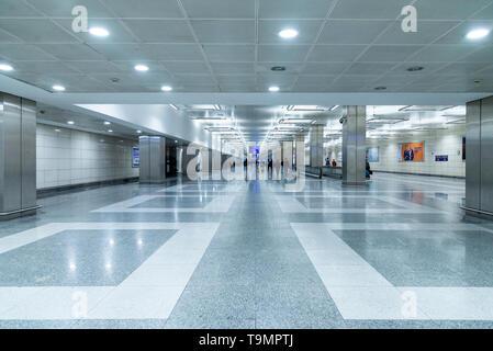 Istanbul, Türkei - 17. November 2018. Der Flughafen Istanbul Atatürk ist der Service jetzt. Flur mit dem Flughafen und der U-Bahn Station. Stockfoto