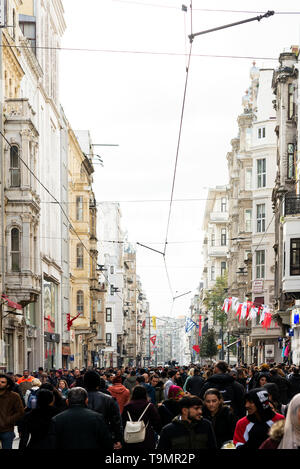 Istanbul, Türkei - 17. November 2018. Die Istiklal Caddesi mit gedrängten Menschen in Istanbul Beyoglu Türkei. Stockfoto