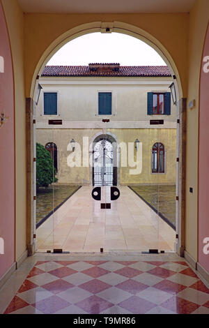 Venedig, Italien-11 Apr 2019 - Blick auf Venice International University, ein Konsortium von italienischen und internationalen Universitäten, befindet sich auf der Insel Stockfoto