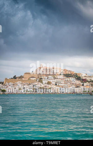 Sturmwolken über den Hafen mit der alte befestigte ummauerte Stadt im Hintergrund. Ibiza-stadt, Ibiza, Balearen, Spanien Stockfoto