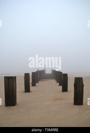 Unheimlicher Nebel auf der South Beach, Lowestoft, Suffolk, Vereinigtes Königreich Stockfoto