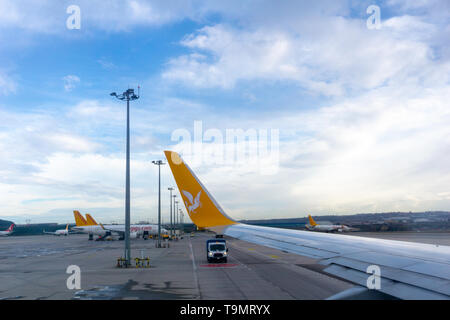 Flugzeug von Pegasus Airlines in Istanbul Sabiha Gökcen International Airport am frühen Morgen rollen, in der Türkei, Istanbul, 14.01.2019 Stockfoto