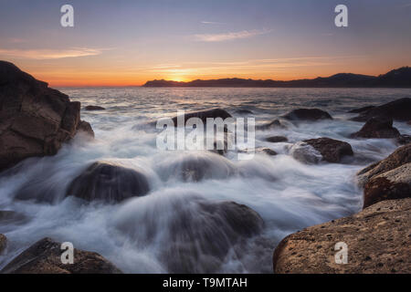 Wasser über die Felsen in Bermeo, Spanien Stockfoto