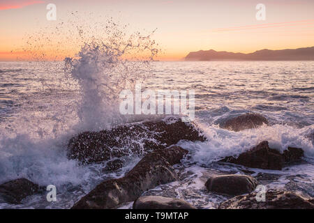 Wasser über die Felsen in Bermeo, Spanien Stockfoto