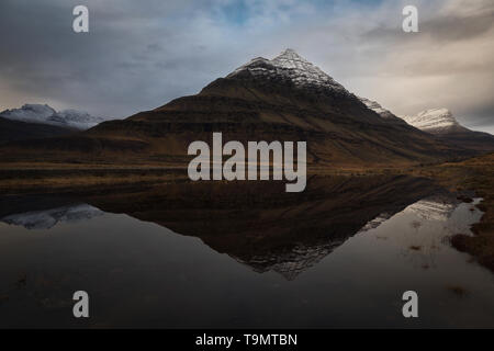 Bulandstindur peak Reflexion über Berufjord in East Iceland Stockfoto