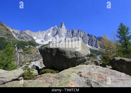 Bloc erratique. Les Drus (3754 m). Le Petit Dru (3.730 m) et le grand Dru (3.754 m). Chamonix. Haute-Savoie. Frankreich. Stockfoto