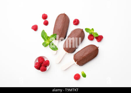 Schokolade Eis Eskimo und frischen Beeren. Flach auf weißem Hintergrund Stockfoto