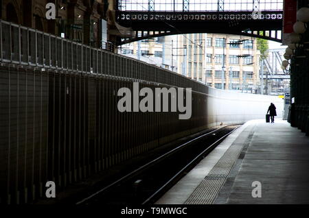 Einsame Reisende am 'Gare du Nord' Bahnhof in Paris. Stockfoto