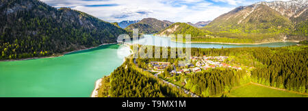 Unglaublich türkisfarbenen See Sylvenstein, Oberbayern. Luftaufnahme. Mai, Deutschland Stockfoto