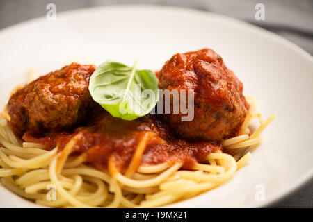 Rindfleisch Frikadellen mit Sauce Bolognese und Spaghetti. Nahaufnahme Stockfoto