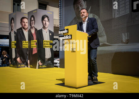 Der Stadtrat für externe Maßnahmen, Alfred Bosch beobachtet, als er während der Kampagne. Esquerra Republicana de Catalunya (ERC) hat seine zentralen Akt der Kampagne für die Kommunalwahlen und des Europäischen Parlaments statt. Die Veranstaltung wurde in Zusammenarbeit mit den gezählt, per Videokonferenz, zwei der Kandidaten, die sich noch in Untersuchungshaft blieb, Oriol Junqueras, Kandidat für das Europäische und Raül Romeva, derzeit Senator. Marta Rovira, Generalsekretär des Europäischen Forschungsrats, hat aus dem Exil teilgenommen. Stockfoto