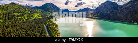 Unglaublich türkisfarbenen See Sylvenstein, Oberbayern. Luftaufnahme. Mai, Deutschland Stockfoto