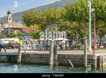 TORRI del Benaco, Gardasee, Italien - September 2018: Die Menschen warten auf die Fähre in Torri del Benaco am Gardasee zu gelangen. Stockfoto