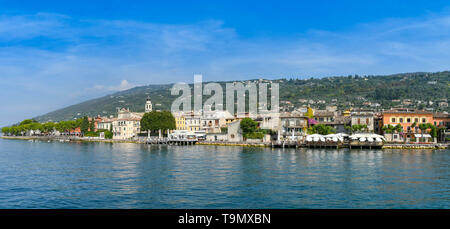 TORRI del Benaco, Gardasee, Italien - September 2018: Panoramablick auf den Hafen von Torri del Benaco am Gardasee. Stockfoto