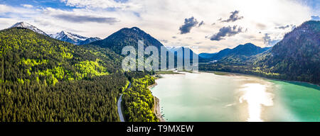 Unglaublich türkisfarbenen See Sylvenstein, Oberbayern. Luftaufnahme. Mai, Deutschland Stockfoto