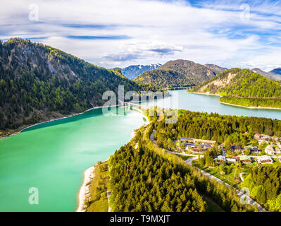 Erstaunliche Brücke über die Akkumulation See Sylvenstein, Oberbayern. Luftaufnahme. Mai, Deutschland Stockfoto