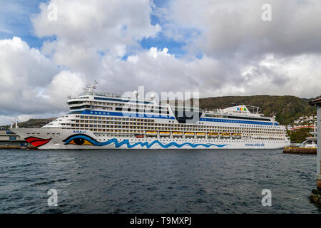 Kreuzfahrtschiff Aidasol an Skoltegrunnskaien Terminal im Hafen von Bergen, Norwegen. Stockfoto