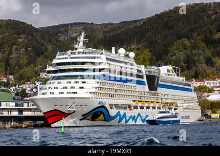 Kreuzfahrtschiff Aidasol an Skoltegrunnskaien Terminal im Hafen von Bergen, Norwegen. Fahrgast Katamaran Hardangerprins vorbei. Stockfoto