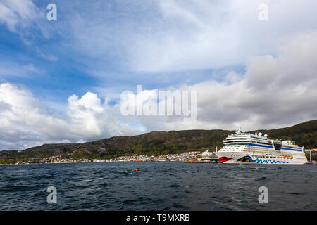 Kreuzfahrtschiff Aidasol Auslaufen aus dem Hafen von Bergen, Norwegen. Stockfoto