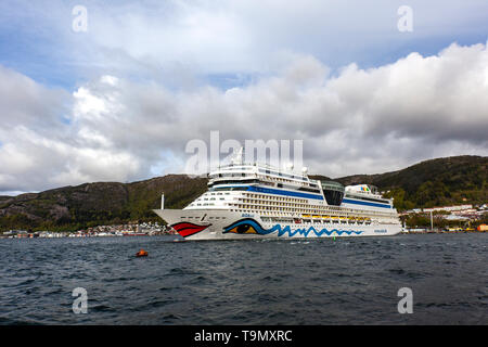 Kreuzfahrtschiff Aidasol Auslaufen aus dem Hafen von Bergen, Norwegen. Stockfoto