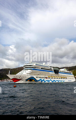 Kreuzfahrtschiff Aidasol Auslaufen aus dem Hafen von Bergen, Norwegen. Stockfoto