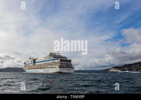 Kreuzfahrtschiff Aidasol an Byfjorden, aus dem Hafen von Bergen, Norwegen abfliegen. Stockfoto