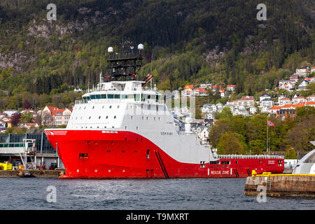 Offshore AHTS Anchor Handling Tug Supply Vessel Siem Ruby liegestelle an Skoltegrunnskaien Kais im Hafen von Bergen, Norwegen. Stockfoto