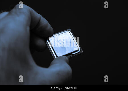 Paris, Frankreich - 9. Apr. 2019: Mann Hand in dunkler Umgebung Zimmer eine neue Intel Xeon CPU Prozessor Stockfoto