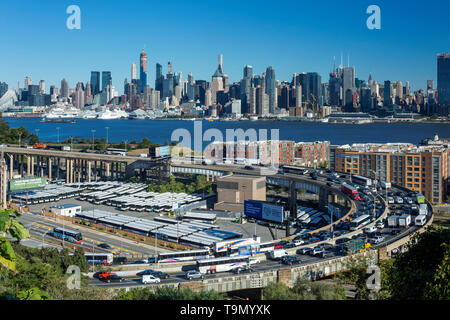 LINCOLN TUNNEL EINGANG RAMPE WEEHAWKEN NEW JERSEY MIT MANHATTAN MIDTOWN SKYLINE HUDSON RIVER IN NEW YORK CITY, USA Stockfoto