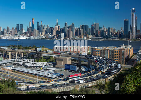 LINCOLN TUNNEL EINGANG RAMPE WEEHAWKEN NEW JERSEY MIT MANHATTAN MIDTOWN SKYLINE HUDSON RIVER IN NEW YORK CITY, USA Stockfoto